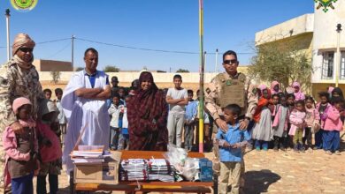 صورة كيفه/ الجيش الوطني يعلن توزيع كمية من اللوازم المدرسية على عدد من مدارس الولاية بمناسبة مناورات ” صقر لعصابه “