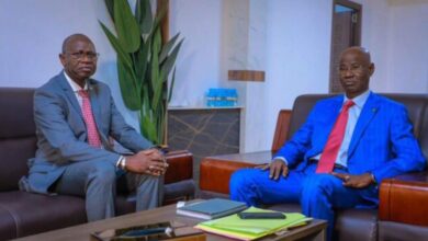 صورة وزير العقارات يستقبل في مكتبه الممثل المقيم للبنك الدولي في موريتانيا 