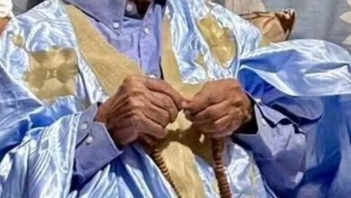 صورة الإعلان في العاصمة نواكشوط عن وفاة والد الرئيس السابق محمد ولد عبد العزيز 