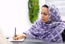 صورة وزيرة المياه و الصرف الصحي السيدة آمال بنت مولود  تجتمع بالخبراء الفنيين بمشروع سقاية مدينة كيفه من النهر 