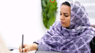 صورة وزيرة المياه و الصرف الصحي السيدة آمال بنت مولود  تجتمع بالخبراء الفنيين بمشروع سقاية مدينة كيفه من النهر 