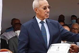 صورة وزير الدفاع الوطني السيد حننه ولد سيدي يتوجه إلى دولة قطر في زيارة عمل 