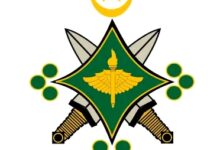 صورة قائد الكلية الوطنية للقيادة يستقبل في مكتبه ملحق الدفاع بالسفارة الفرنسية 