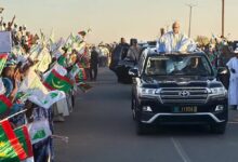 صورة رئيس الجمهورية يصل مدينة امبود وسط إستقبال شعبي كبير 