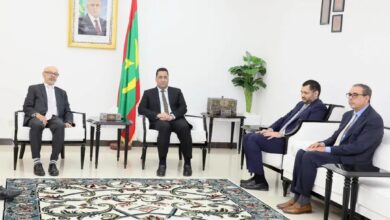 صورة الوزير الأول يستقبل في مكتبه سفيري المملكة المتحدة وجمهورية البارازيل