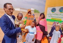 صورة كيفه/ العمدة يسلم ولد بيان يطالب بتشكيل لجنة للنظر في استفادة المحتاجين العاجزين عن الوقوف في الطابور من عملية رمضان