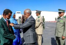 صورة وزير الشؤون الاقتصادية و التنمية يوشح عددا من موظفي قطاع المالية من بينهم ضباط و وكلاء من الجمارك 