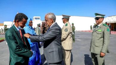 صورة وزير الشؤون الاقتصادية و التنمية يوشح عددا من موظفي قطاع المالية من بينهم ضباط و وكلاء من الجمارك