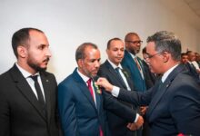 صورة وزير الصحة السيد محمد محمود ولد أعلي محمود يوشح عددا من موظفي القطاع ( قائمة التوشيحات )