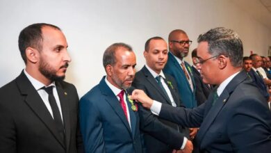 صورة وزير الصحة السيد محمد محمود ولد أعلي محمود يوشح عددا من موظفي القطاع ( قائمة التوشيحات )