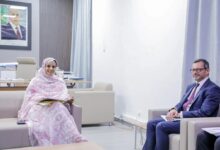 صورة وزيرة المياه و الصرف الصحي السيدة آمال بنت مولود يجري لقاء مع السفير الفرنسي المعتمد لدى بلادنا 