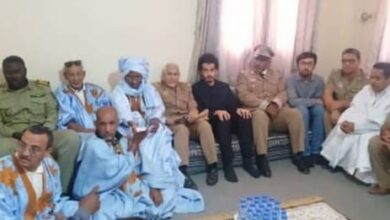 صورة باسم رئيس الجمهورية والي آدرار يقدم واجب العزاء لأسرة عائشة احمد الطلبه 