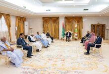 صورة رئيس الجمهورية يلتقي ممثلي المركزيات النقابية الأكثر تمثيلاً