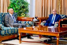 صورة رئيس الجمهورية يلتقي منسق الحوار الوطني في مكتبه بالقصر الرئاسي