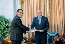 صورة عاجل/ الوزير الأول المختار ولد أجاي يقدم استقالة حكومته لرئيس الجمهورية